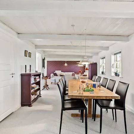 Holiday home 5 Bedroom Beautiful In Humble