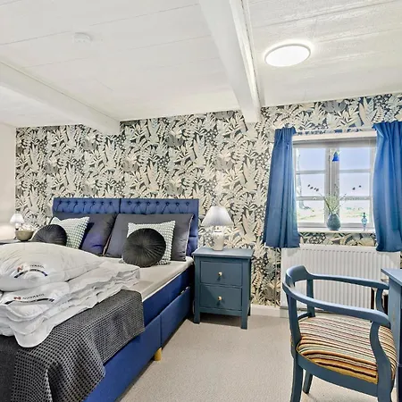5 Bedroom Beautiful In Holiday home
