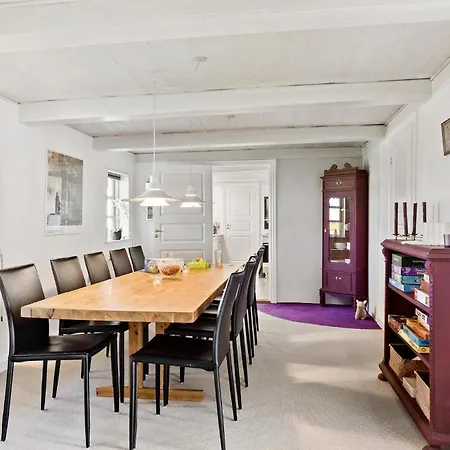 Holiday home 5 Bedroom Beautiful In Humble