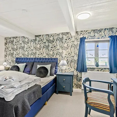 5 Bedroom Beautiful In Holiday home Humble